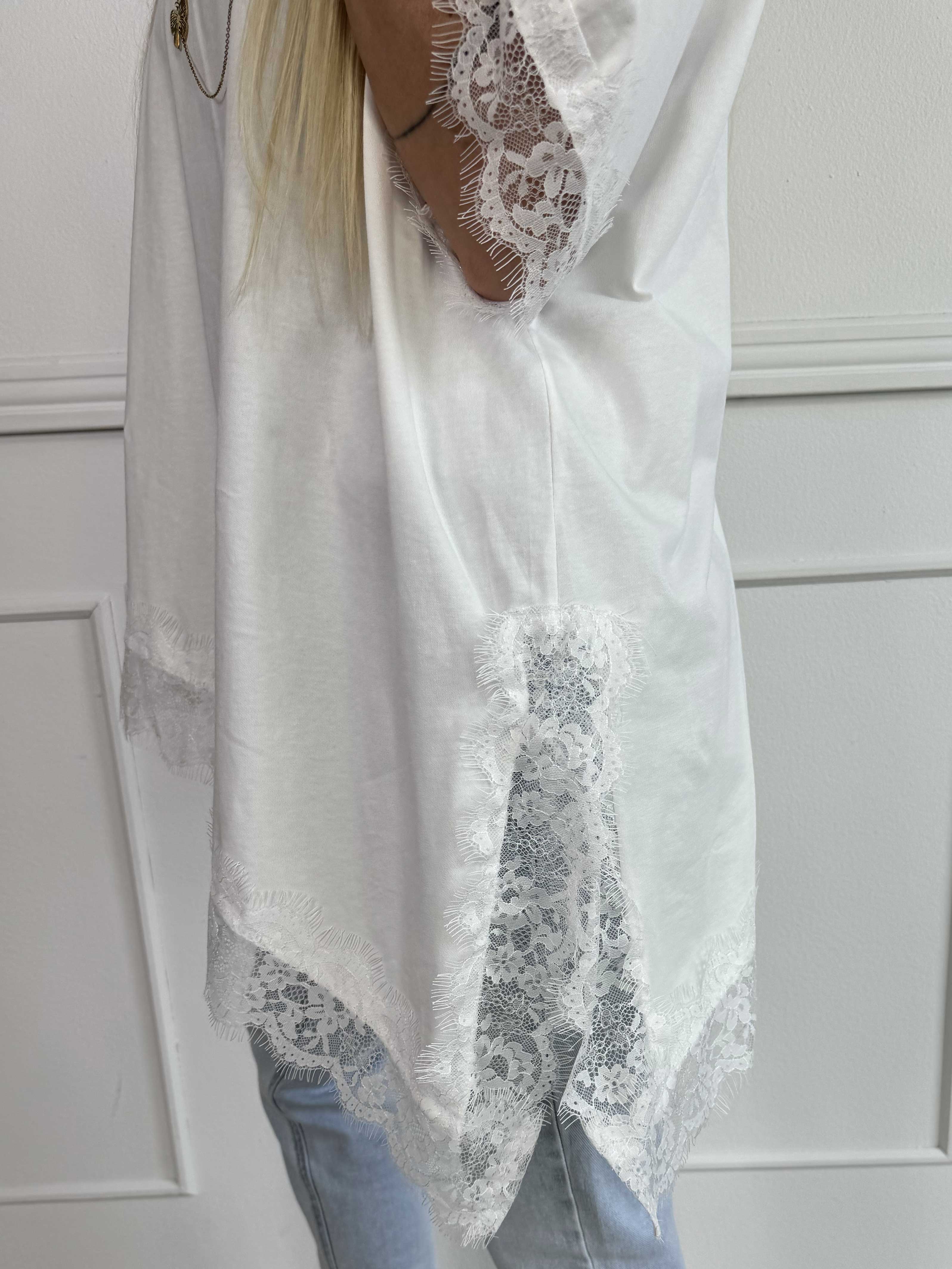 Nitza - T-shirt i blød bomuld med skråtskåret bund og elegante blondekanter